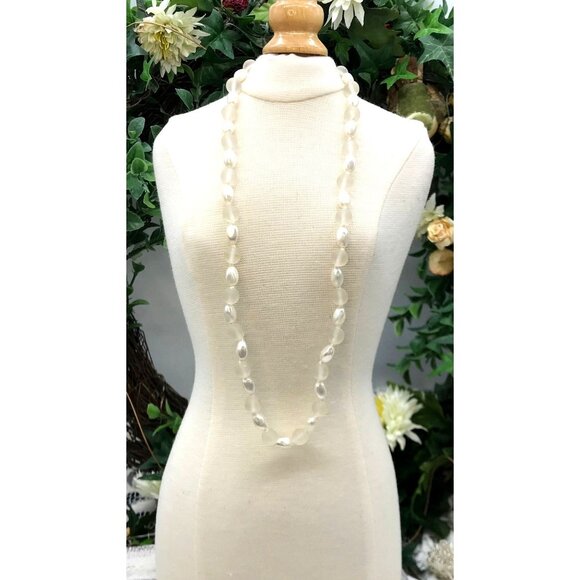 Vintage White and Frosted Bead Necklace With Gold Tone Clasp - Picture 2 of 3